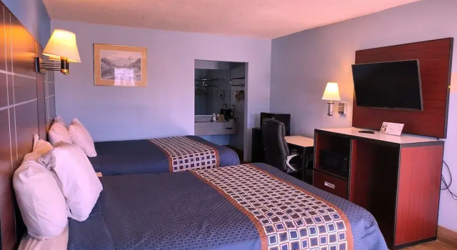 Четырёхместный номер Standard с балконом Rodeway Inn Richland - Jackson South