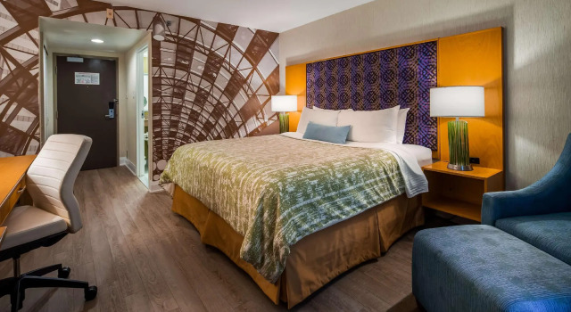 Кровать в общем номере Best Western Premier Toronto Airport Carlingview Hotel