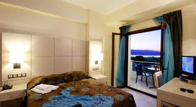 Апартаменты c 1 комнатой с видом на бассейн Theros Hotel