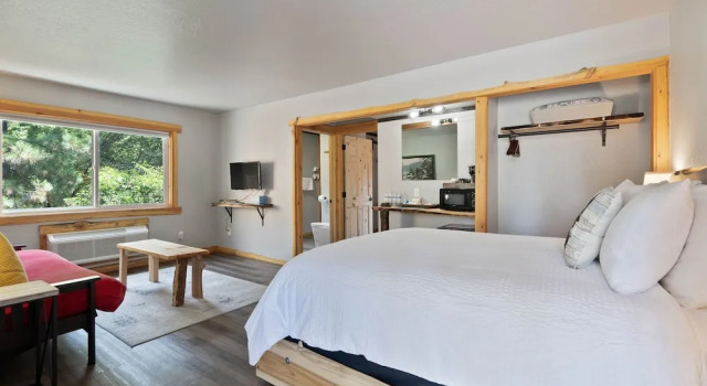 Четырёхместный люкс Lake Village Lodge