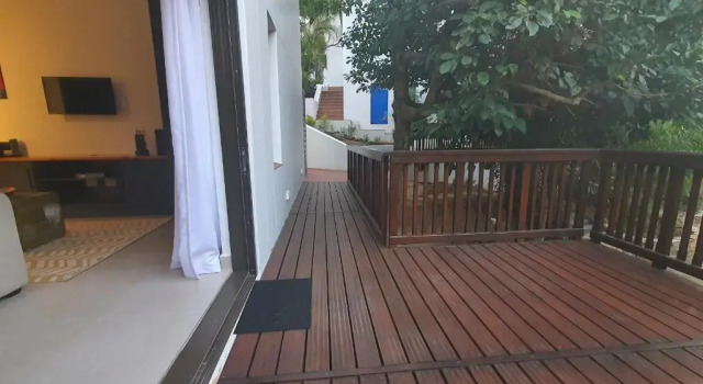 Апартаменты с балконом The Blue Door Guesthouse
