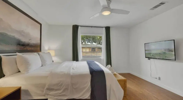 Elegant and Stylish Glenmoor Abode - 5 min to Town