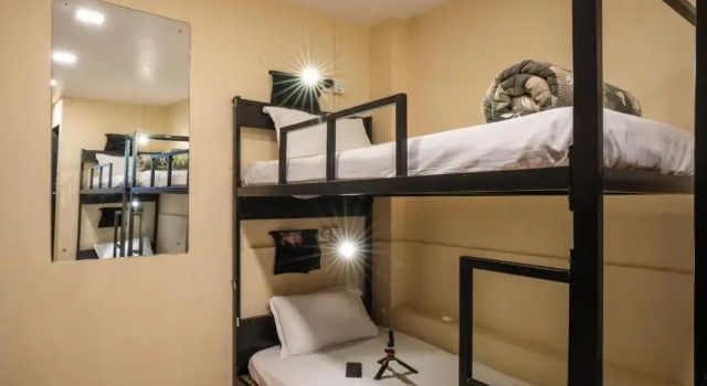 Кровать в общем номере Zostel Mumbai