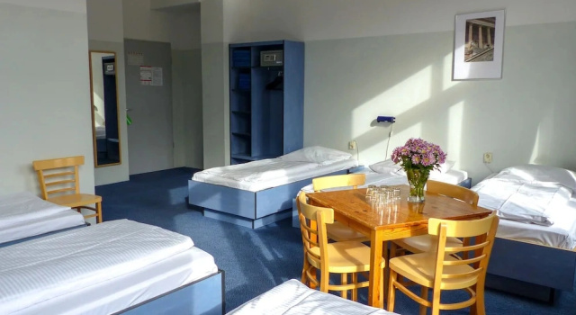 Кровать в общем номере с видом на внутренний двор Hotel Transit Loft