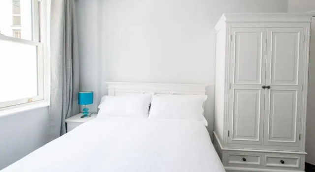 Large Garden Apartment Central Bristol, Забронировать Апартаменты/квартира Отели Бристоля с парковкой, рядом с We The Curious, Парковка