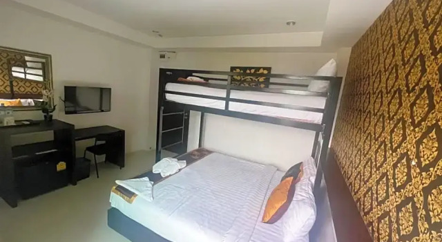 Трёхместный номер с балконом Adamaz House