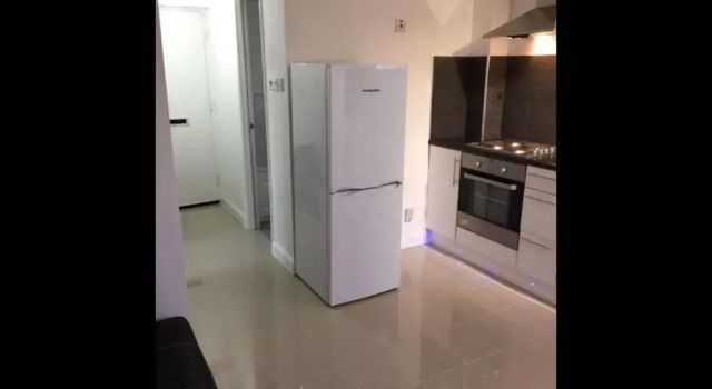 Апартаменты Small Modern Comfortable 2 Bedroom Apartment - Cmyr