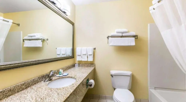 Номер Standard Quality Inn near Monument Health Rapid City Hospital