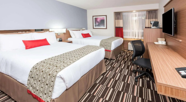 Четырёхместный номер Standard Microtel Inn & Suites by Wyndham Fort Saint John