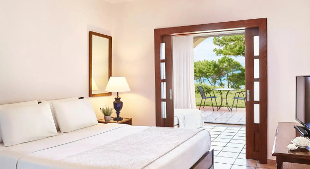 Номер семейный Garden Цокольный этаж с частичным видом на море Grecotel LUXME Oasis