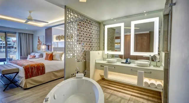 Четырёхместный полулюкс Diamond Club Luxury с видом на бассейн Royalton Bavaro, An Autograph Collection All-Inclusive Resort & Casino