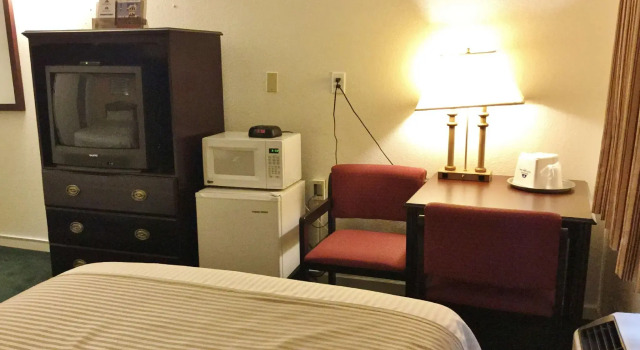 Четырёхместный номер Standard Americas Best Value Inn Macomb