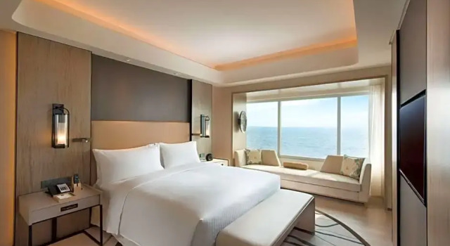 Двухместный люкс c 1 комнатой с видом на залив Conrad Manila