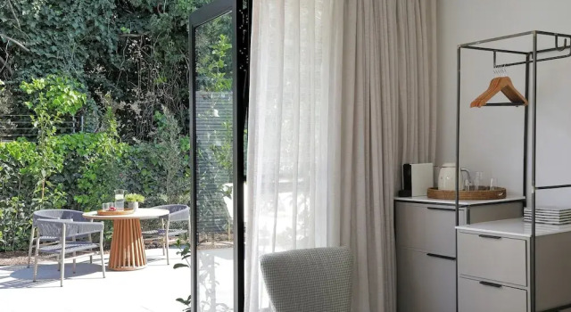 Четырёхместный номер Luxury с красивым видом из окна Twice Central Guest House