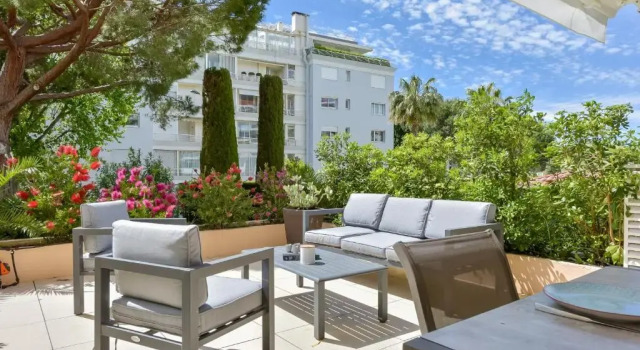 SERRENDY Luxury accommodation large terrace walk to the beaches, Забронировать Отель Отели Канн с парковкой, рядом с La Californie, Парковка