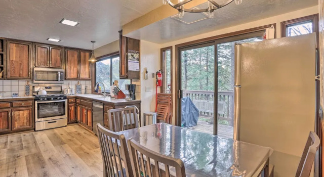 Woodsy Twin Peaks Getaway w/ Hot Tub & Views!, Reserva ahora Casa o chalet Blue Jay California