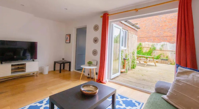 Коттедж Bright 3 Bedroom House With Terrace, 16 Mins to Big Ben