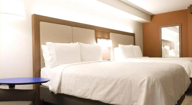 Четырёхместный номер Standard Holiday Inn Express Hotel & Suites SeaTac by IHG
