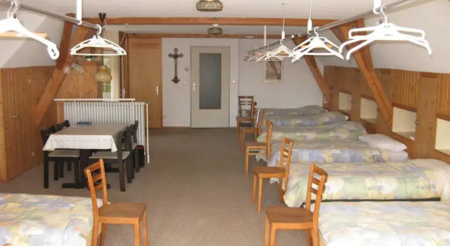 Кровать в общем номере Haus St.Michael