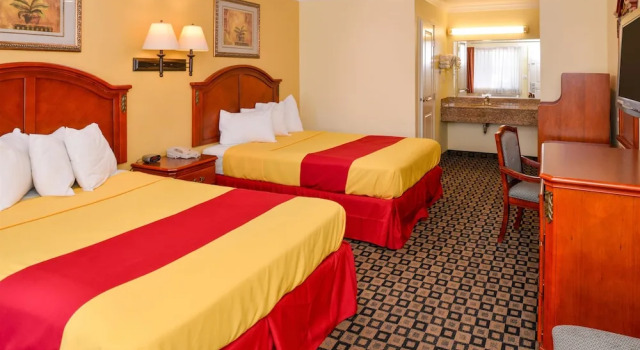 Четырёхместный люкс Americas Best Value Inn San Bernardino