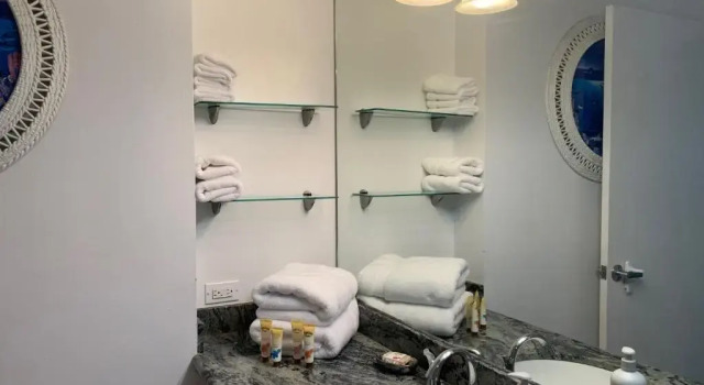 Waikiki Banyan 1812 Spacious Tropical Oasis, Забронировать Апартаменты/квартира Апартаменты Гонолулу, рядом с Royal Hawaiian Theater Legends in Concert Waikiki, Апартаменты/квартира