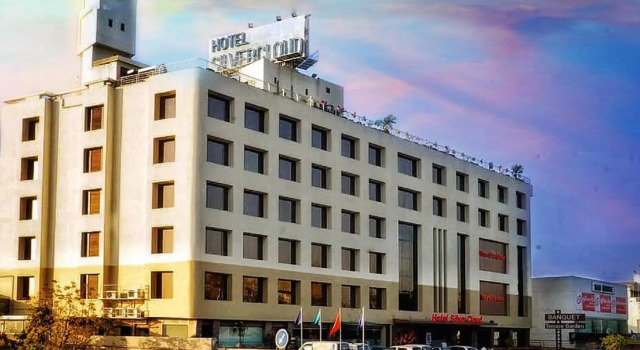 Номер Deluxe SilverCloud Hotel and Banquets