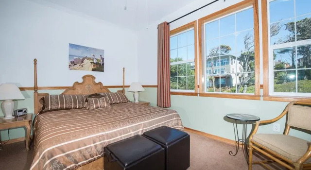 Sheltering Pines 4 Br cottage by RedAwning, Prenota Casa vacanze Hotel a Oregon con parcheggio, Parcheggio