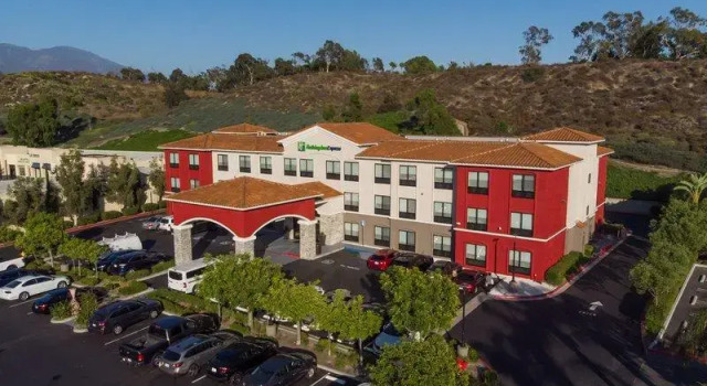 Люкс c 1 комнатой Holiday Inn Express & Suites - Lake Forest by IHG