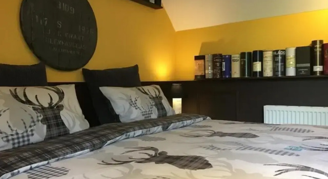 The Gables Whisky B&B, Book Bed and Breakfast Hoteller i Dufftown med parkering, Parkering
