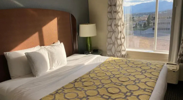 Двухместный номер с видом на горы Baymont by Wyndham Colorado Springs
