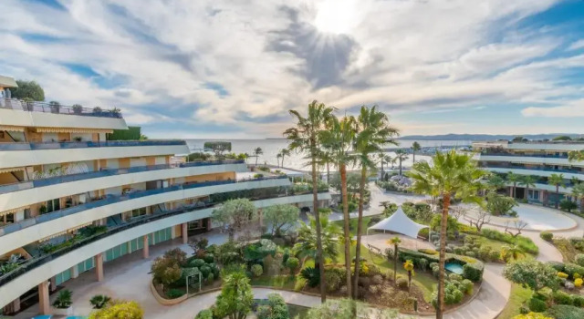 Двухместный люкс с балконом и с видом на море Holiday Inn Nice - Port St Laurent by IHG