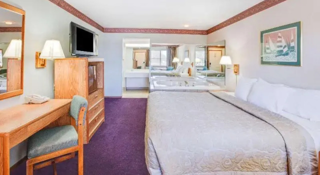 Четырёхместный номер Standard с видом на озеро Super 8 Beachfront by Wyndham Mackinaw City, MI