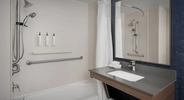 Люкс Fairfield Inn & Suites Roanoke Hollins/I-81