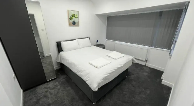 Spacious 4 Bed Home - Sleeps 7, Garden & Parking, Varaa Lomakoti Mökit kohteessa Merseyside, Mökki