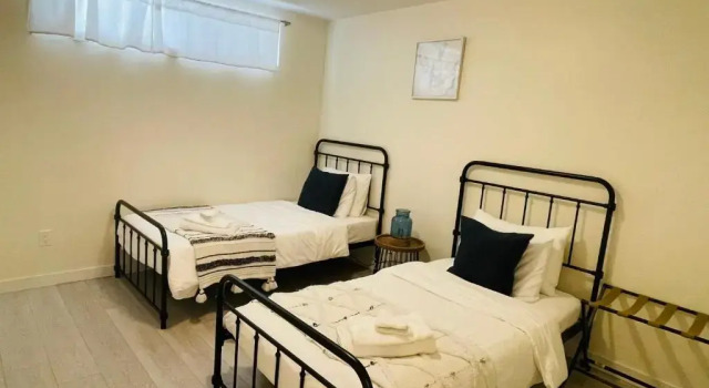 Апартаменты Adorable 2-Bedroom Basement in Vancouver