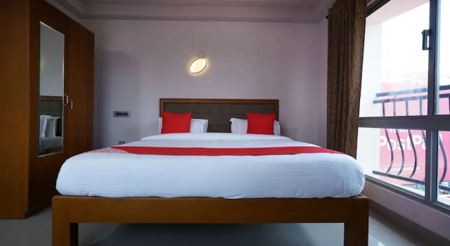 Capital O 19554 Hotel Garden, Забронировать Отель Отели штата Кералы с парковкой, Парковка