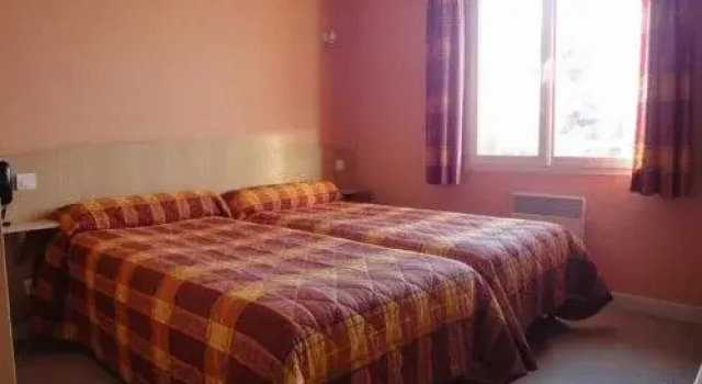 Hotel Regina, Rezerwuj Hotel Ars-sur-Formans Ain