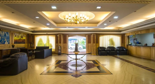 Golf View Hotel & Suites, Boek Hotel Angamali New Delhi