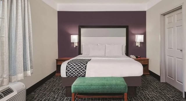 Двухместный люкс с 2 комнатами Quality Inn and Suites