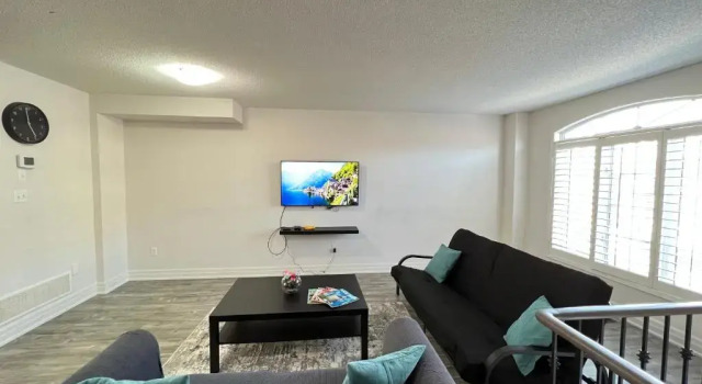Коттедж с 3 комнатами Beautiful Vacation Home near Toronto Airport