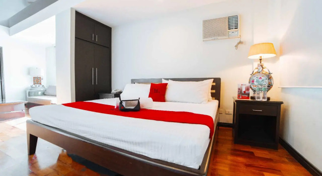 RedDoorz Plus near Naia Expressway