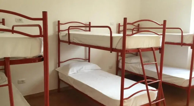 Кровать в общем номере (мужской номер) Hotel Paola