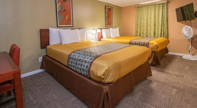 Четырёхместный номер Standard Far West Motel