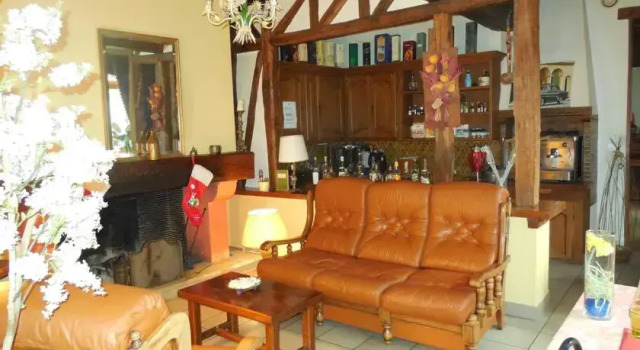 Logis Hostellerie Saint Pierre, Rezervovat Hotel Cravant Yonne's wine road
