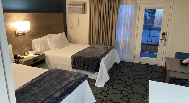 Четырёхместный номер Standard Crown Motel