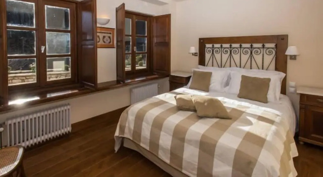 Epoches, Book Hotel Karpenisi 
