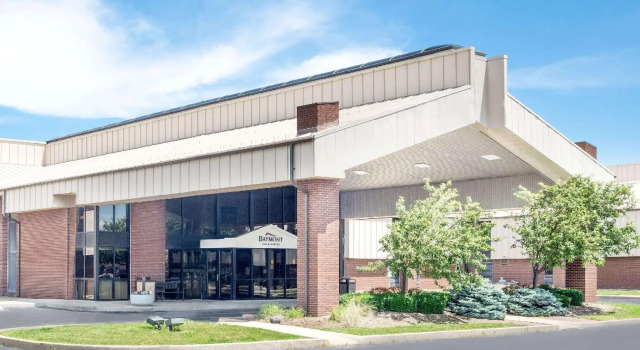 Кровать в общем номере Baymont by Wyndham Muncie Near Ball State University