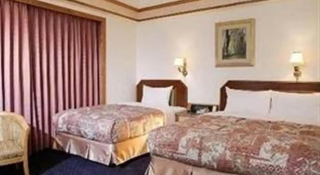 Трёхместный номер Standard Noble Hotel