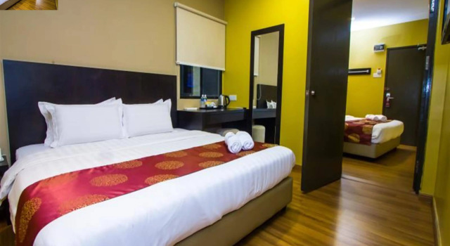 Capital O 91074 Grand World Hotel