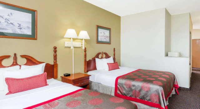 Четырёхместный люкс Ramada by Wyndham Columbia